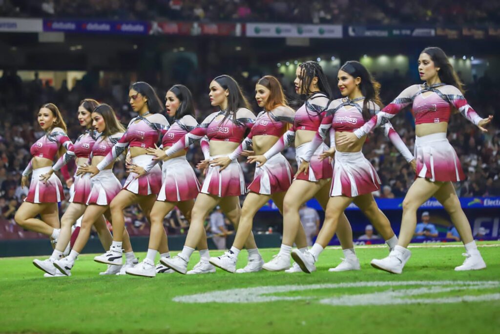 Se lució la Porra Guinda en la inauguración de los Tomateros (2)