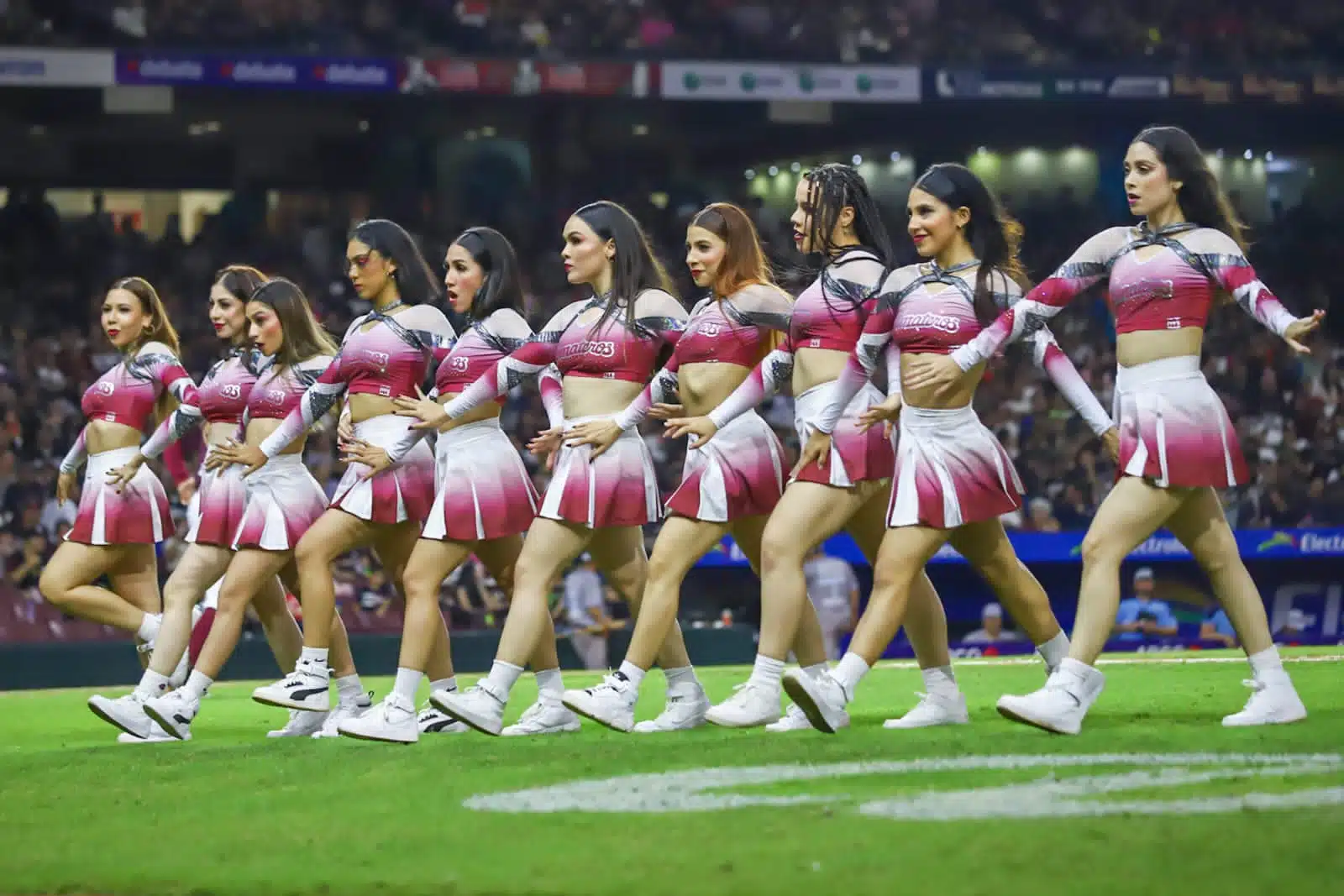 Se lució la Porra Guinda en la inauguración de los Tomateros