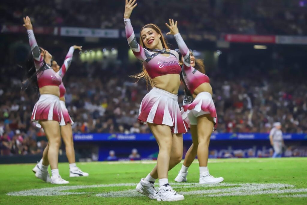 Se lució la Porra Guinda en la inauguración de los Tomateros (4)