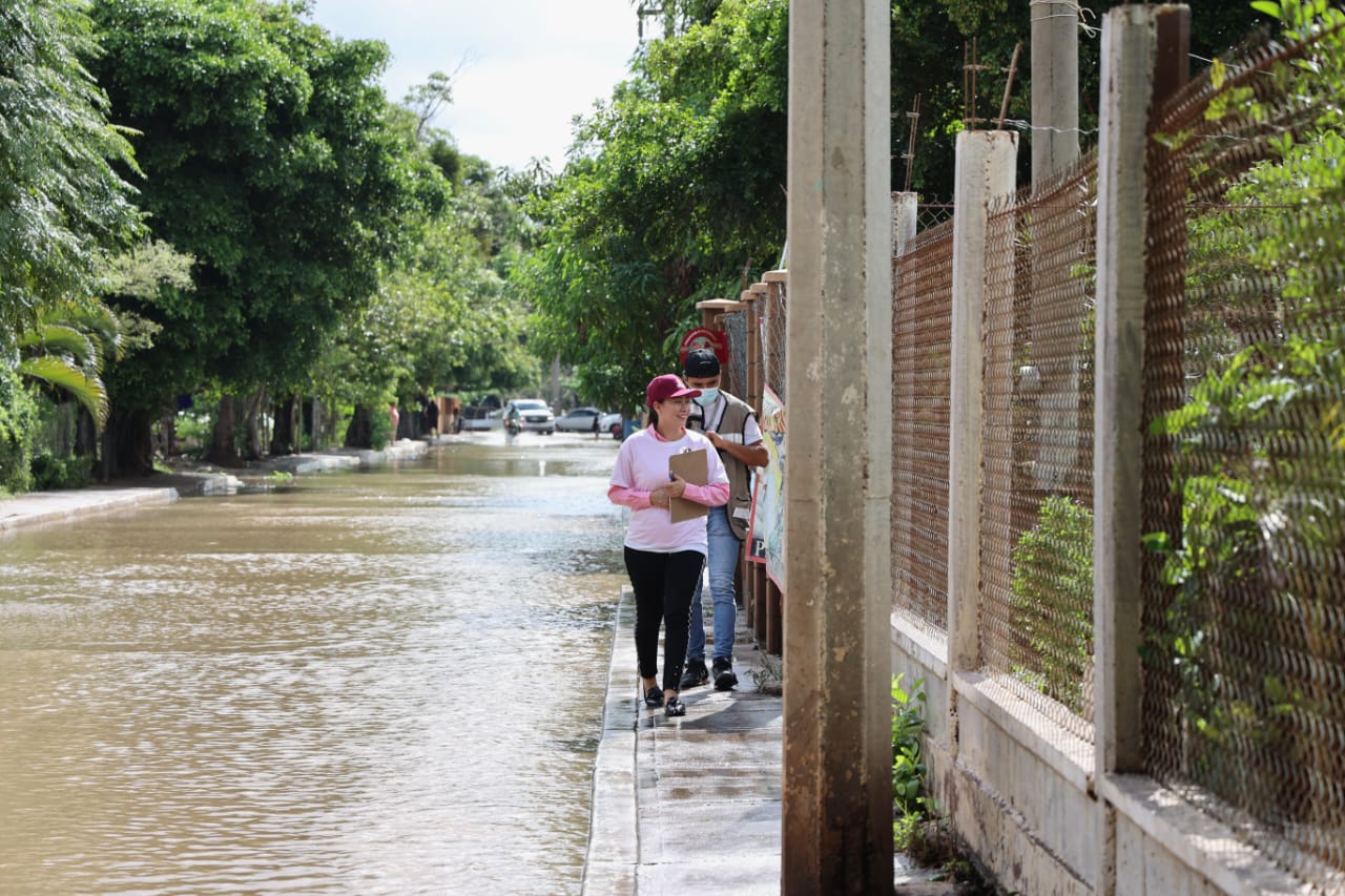 Personal de Sebides caminan sobre comunidad afectada por Norma