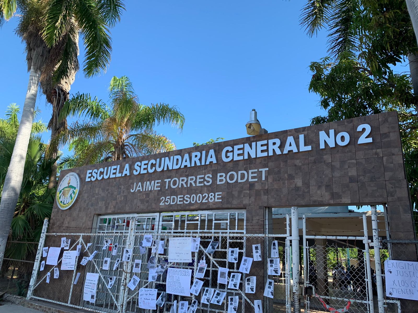 Entrada de una escuela secundaria
