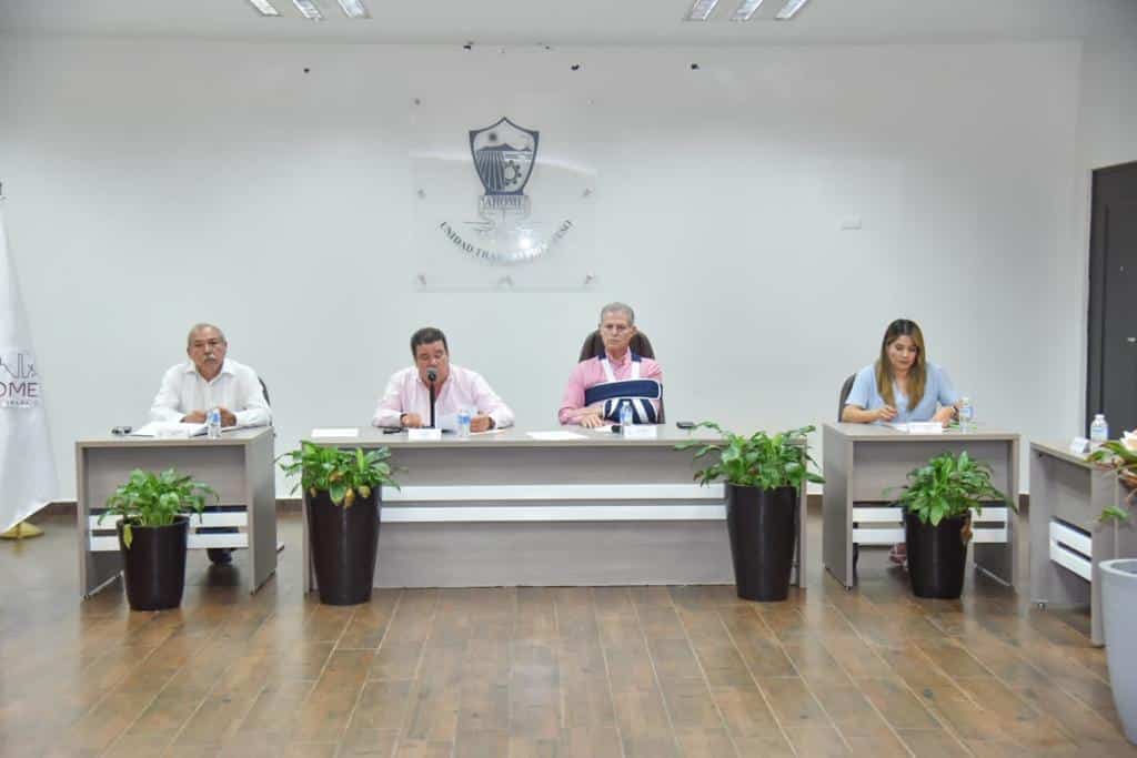 Regidores del Ayuntamiento de Ahome en cabildo