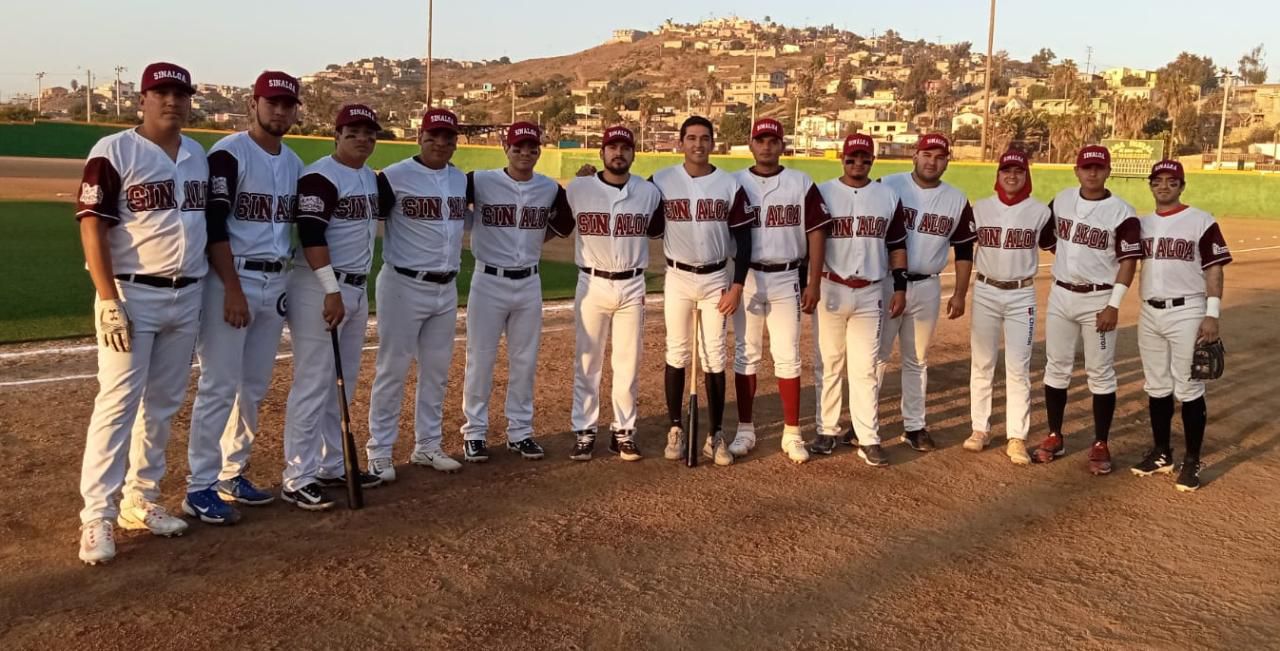 Personas con uniforme de beisbol en un terreno de juego en Ensenada