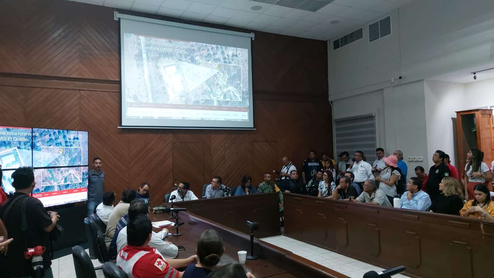 Autoridades se reúnen en el salón de Cabildo de Mazatlán