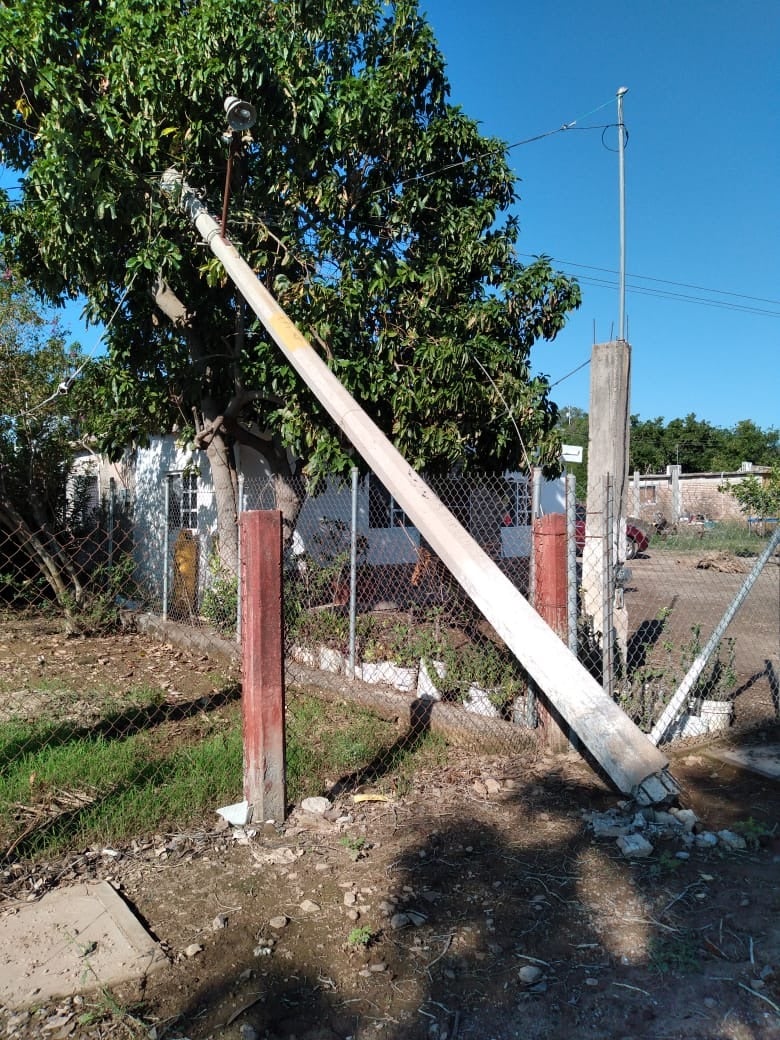 Poste de CFE caído