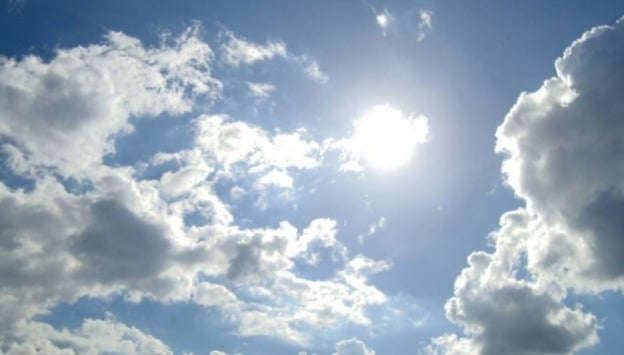 Sol y nubes blancas y grises en el cielo