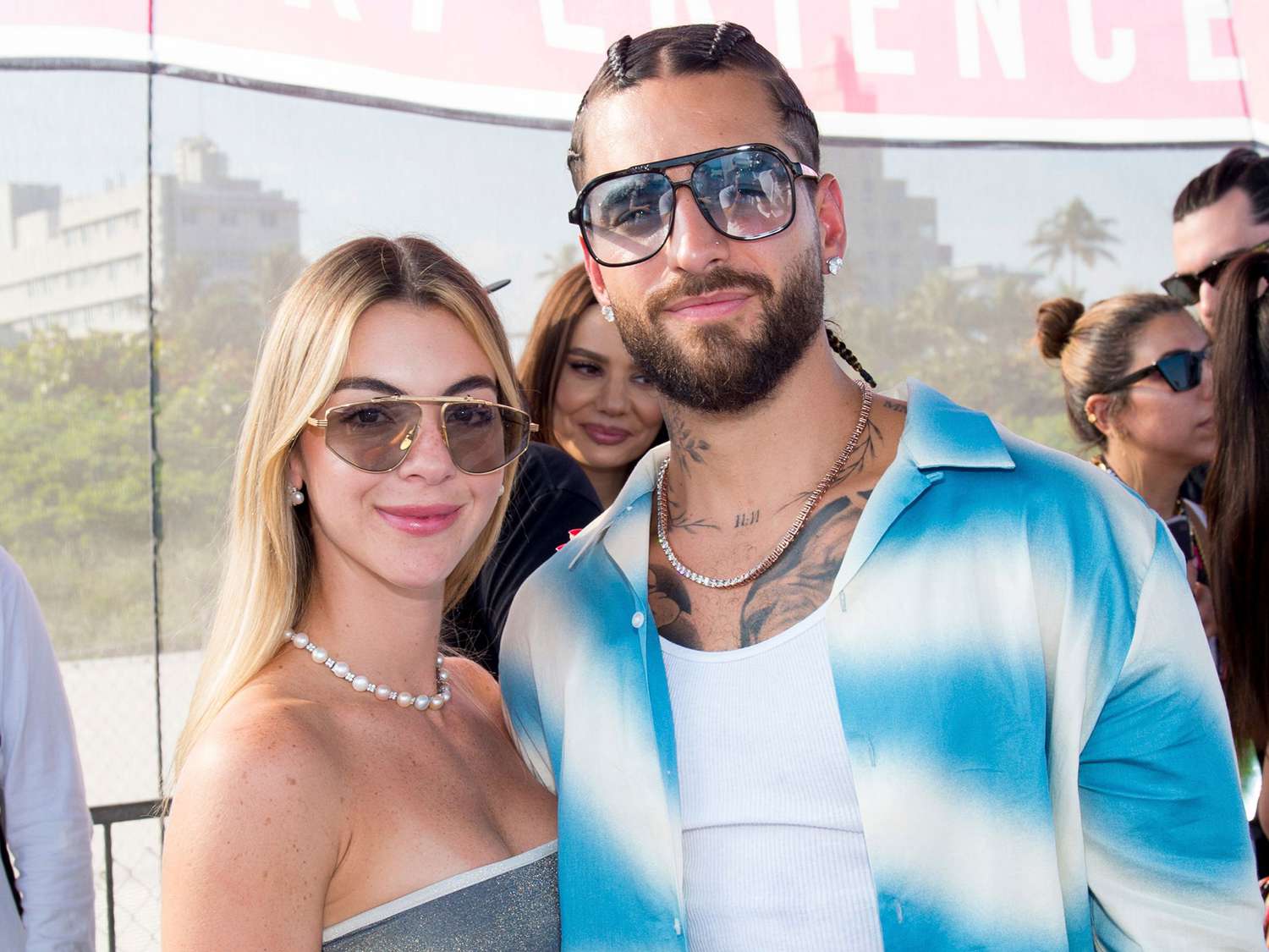 Susana Gómez junto a Maluma