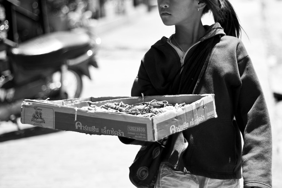 Menor vendiendo dulces