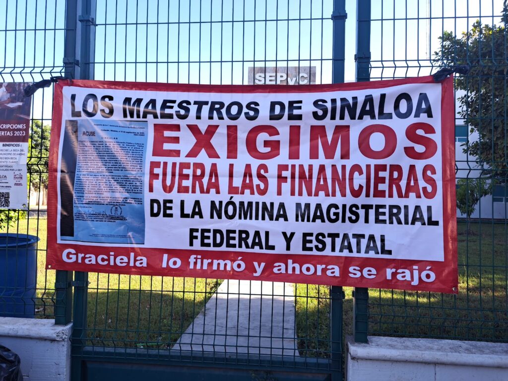 Maestros afectados por descuentos injustificados se manifestaron en las oficinas de Servicios Regionales de la de Sepyc.