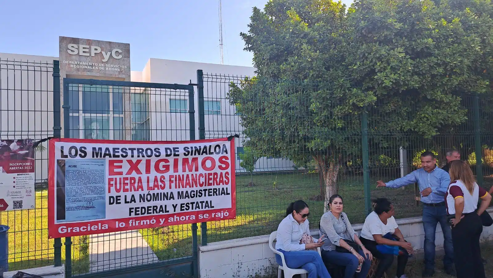 Maestros afectados por descuentos injustificados se manifestaron en las oficinas de Servicios Regionales de la de Sepyc.