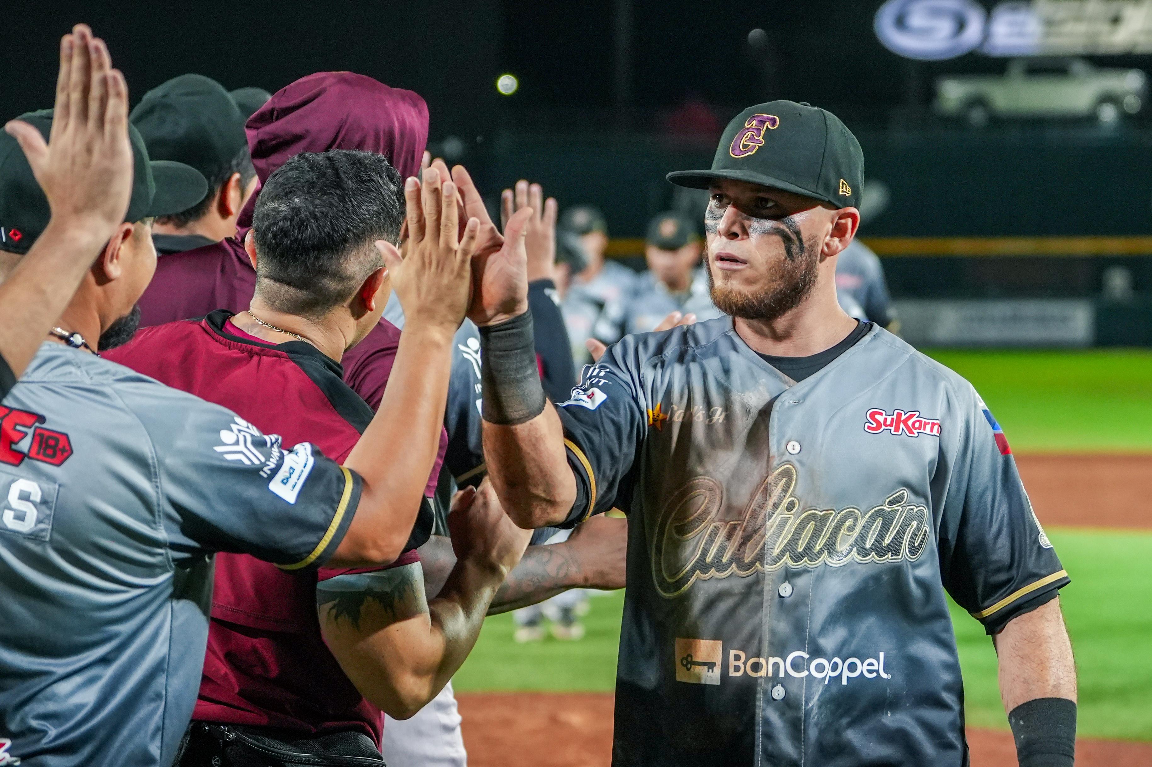 Jesús Fabela celebrando la victoria con Tomateros de Culiacán