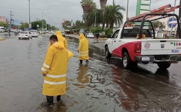 Protección Civil en la calle por tormenta tropical Max