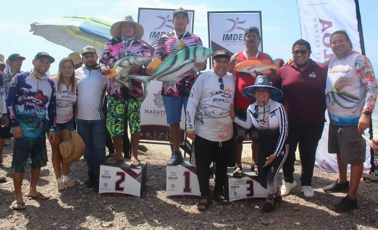 pescadores en fotografía con los ganadores del torneo