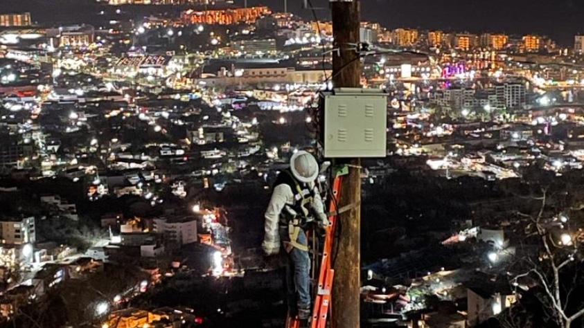 Trabajador de CFE en poste de luz