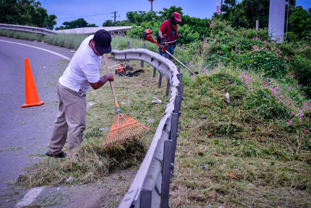 Mantenimiento en calle de Mazatlán