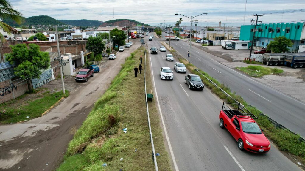 Mantenimiento en calle de Mazatlán