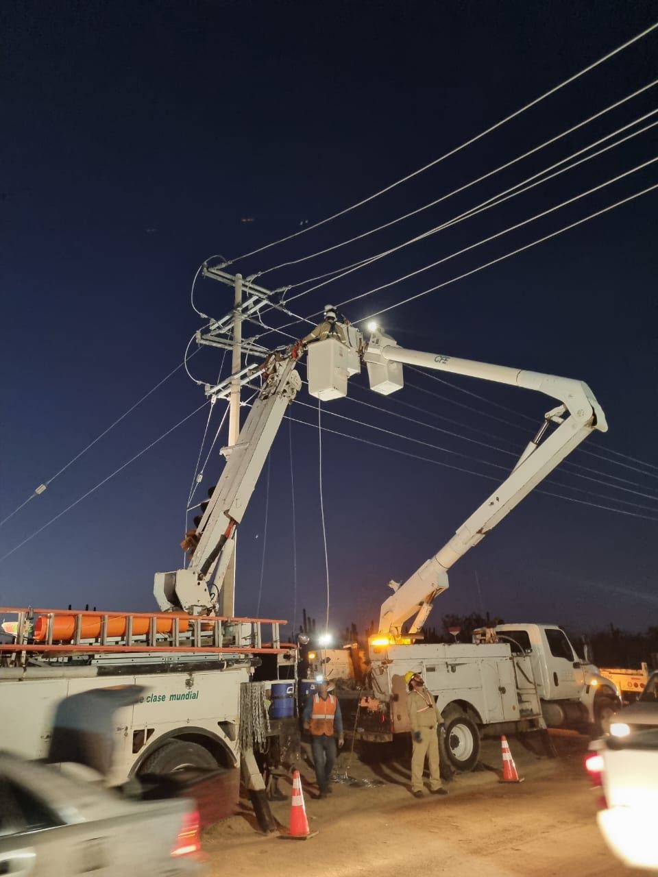 La CFE informó que trabaja día y noche para restablecer el servicio de energía eléctrica por los daños de “Norma”.