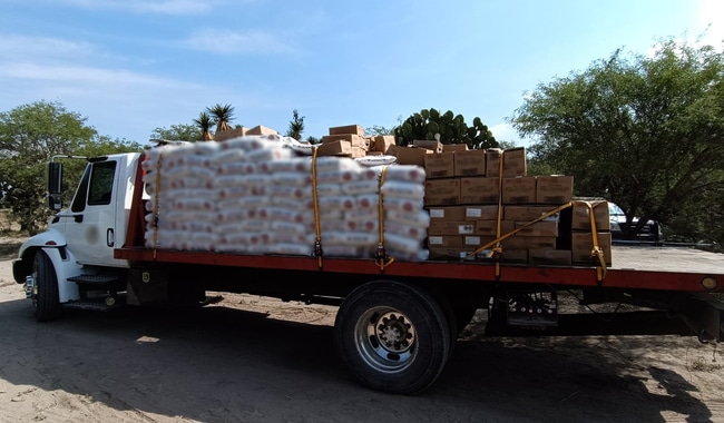 tractocamión con abarrotes