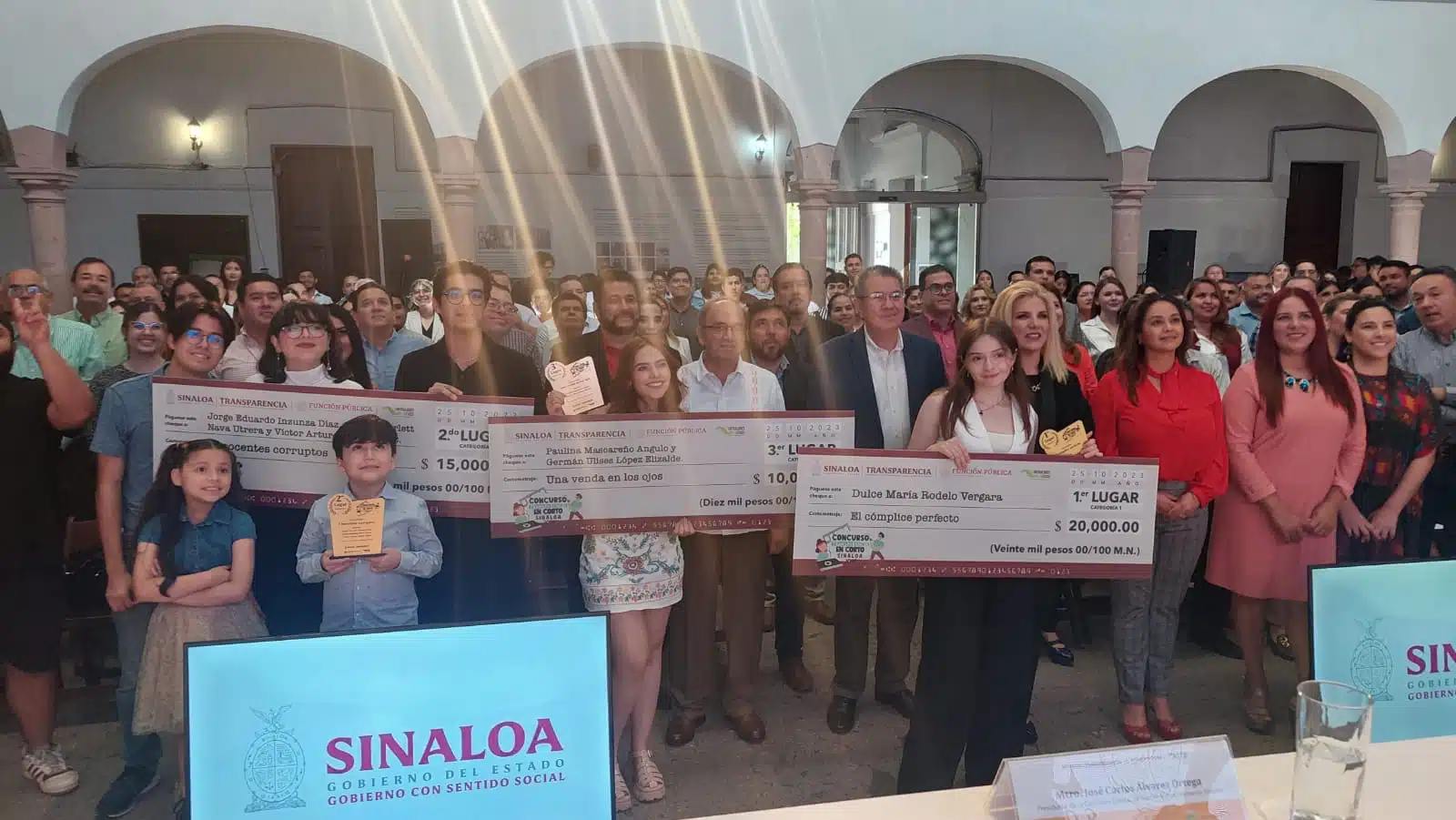 A los ganadores del concurso “Transparencia en Corto” y “Contraloría Social” Sinaloa 2023 se les dio un cheque de 10 mil hasta 20 mil.