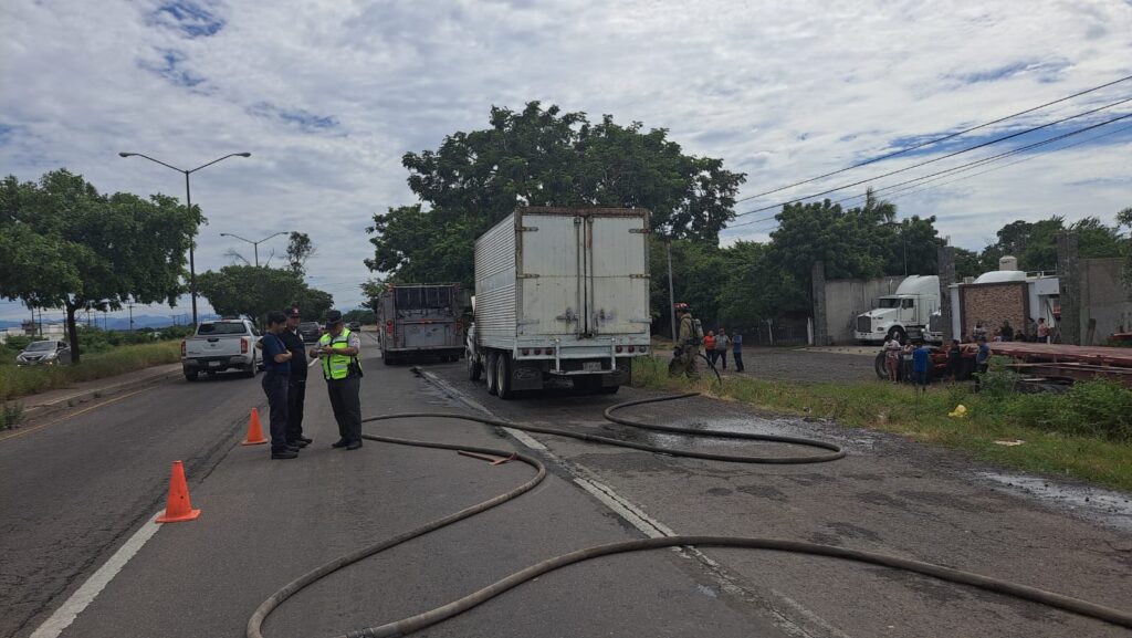 Tráfico lento sobre la Mazatlán-Tepic tras incendiarse camioneta