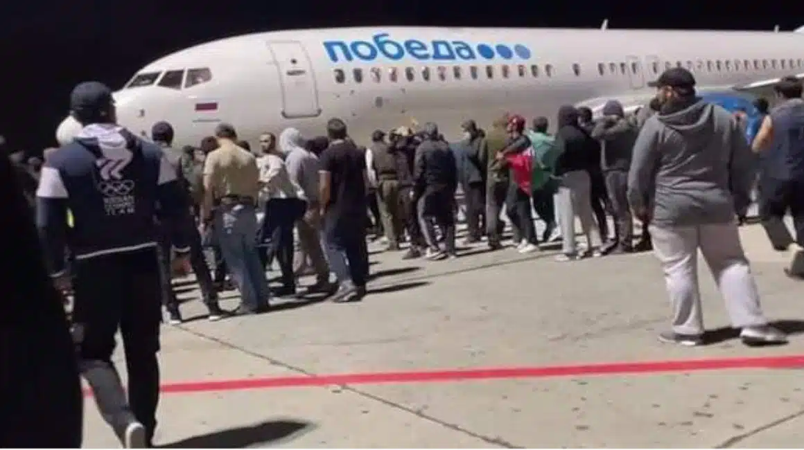 Turba violenta asalta el aeropuerto de Daguestán en busca de judíos