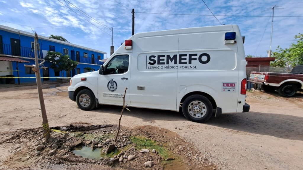Unidad móvil del Servicio Médico Forense (Semefo) en Villa Juárez Navolato