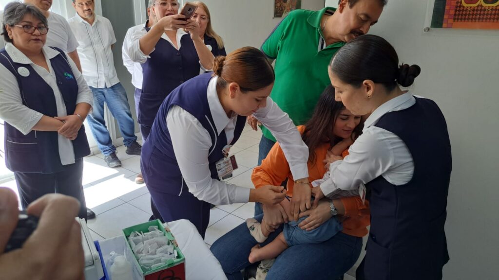 Un niño recibiendo una vacuna en Culiacán