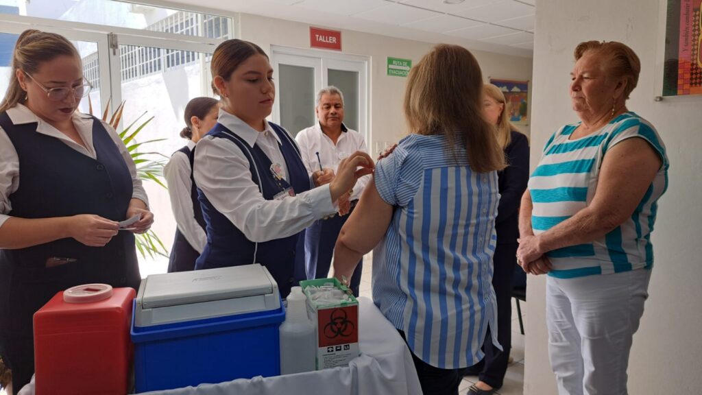 Personas recibiendo una vacuna en Culiacán