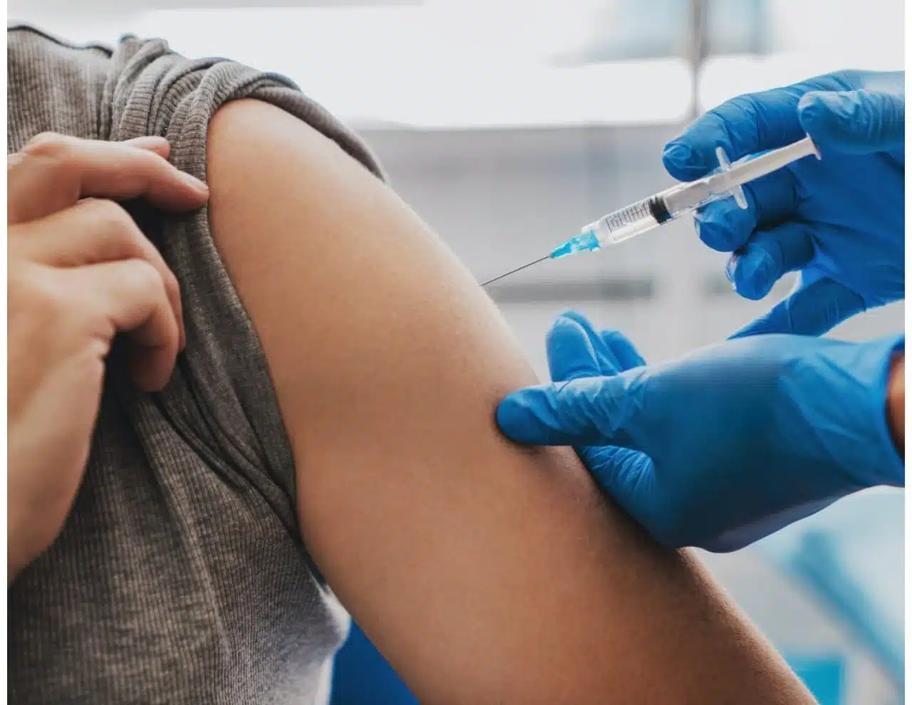 enfermera vacunando brazo