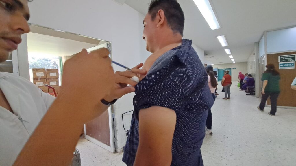Vacunan a un a persona ante el VOID-19 en Guasave