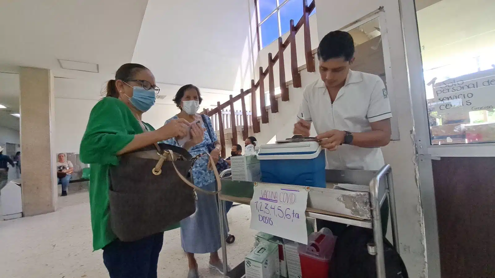 1 enfermos, 2 Petronas y una hielera en el IMSS de Guasave