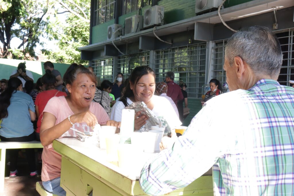 Vargas Landeros desayuna con familia y gente en el albergue del Cobaes 02