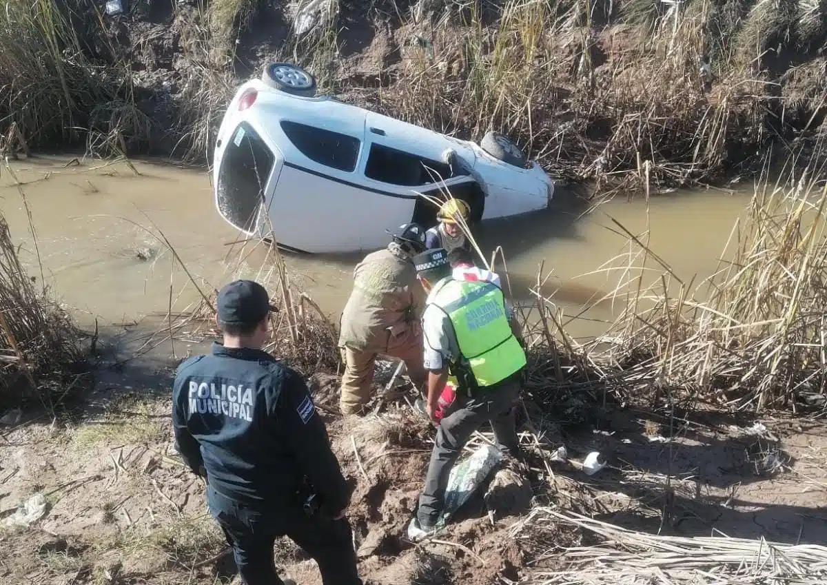 Vehículo adentro de un canal