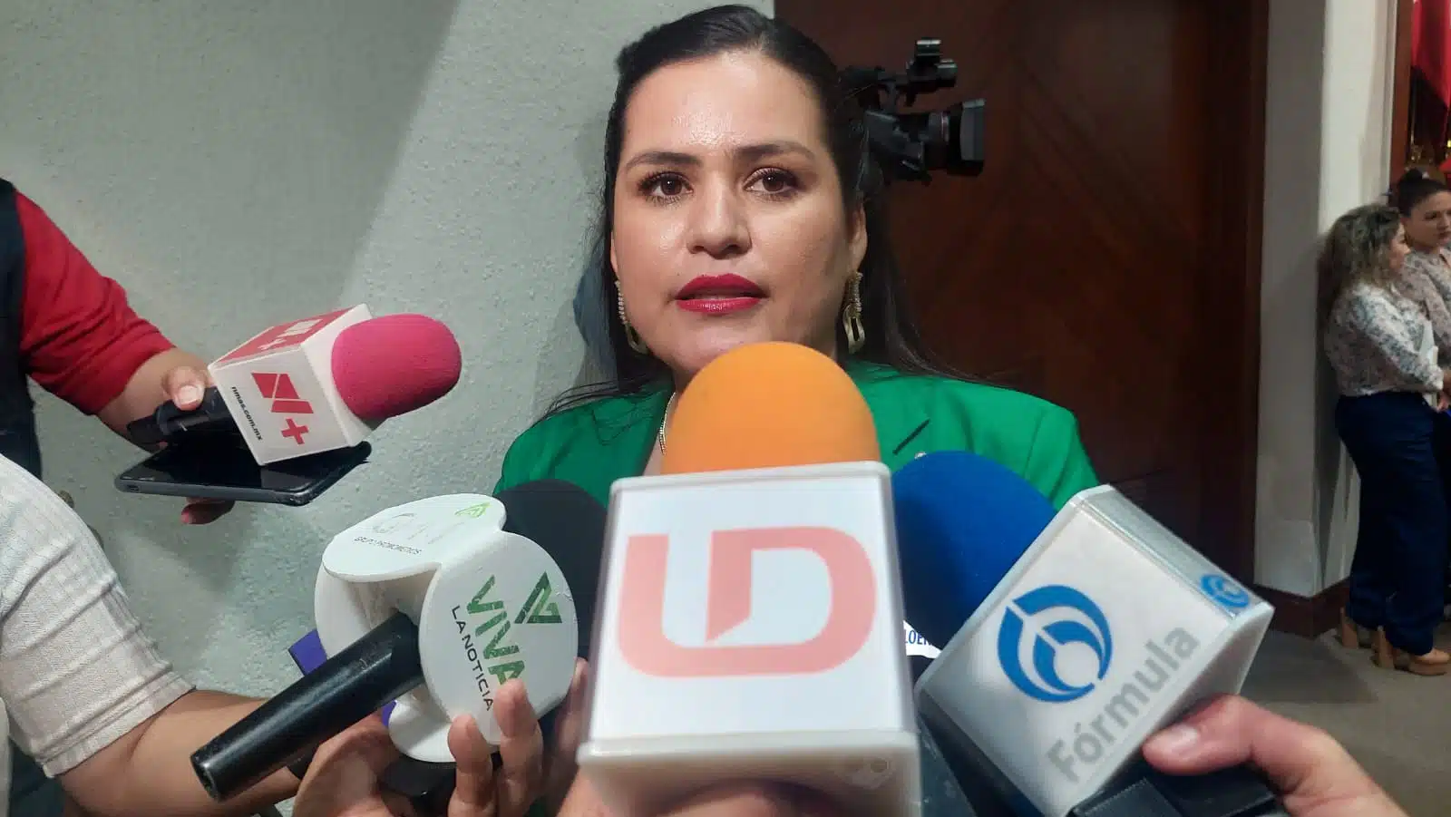 Viridiana Camacho Millán con medios de prensa
