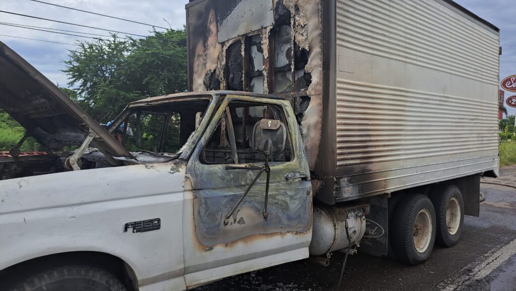 Vista lateral de camioneta siniestrada por el fuego