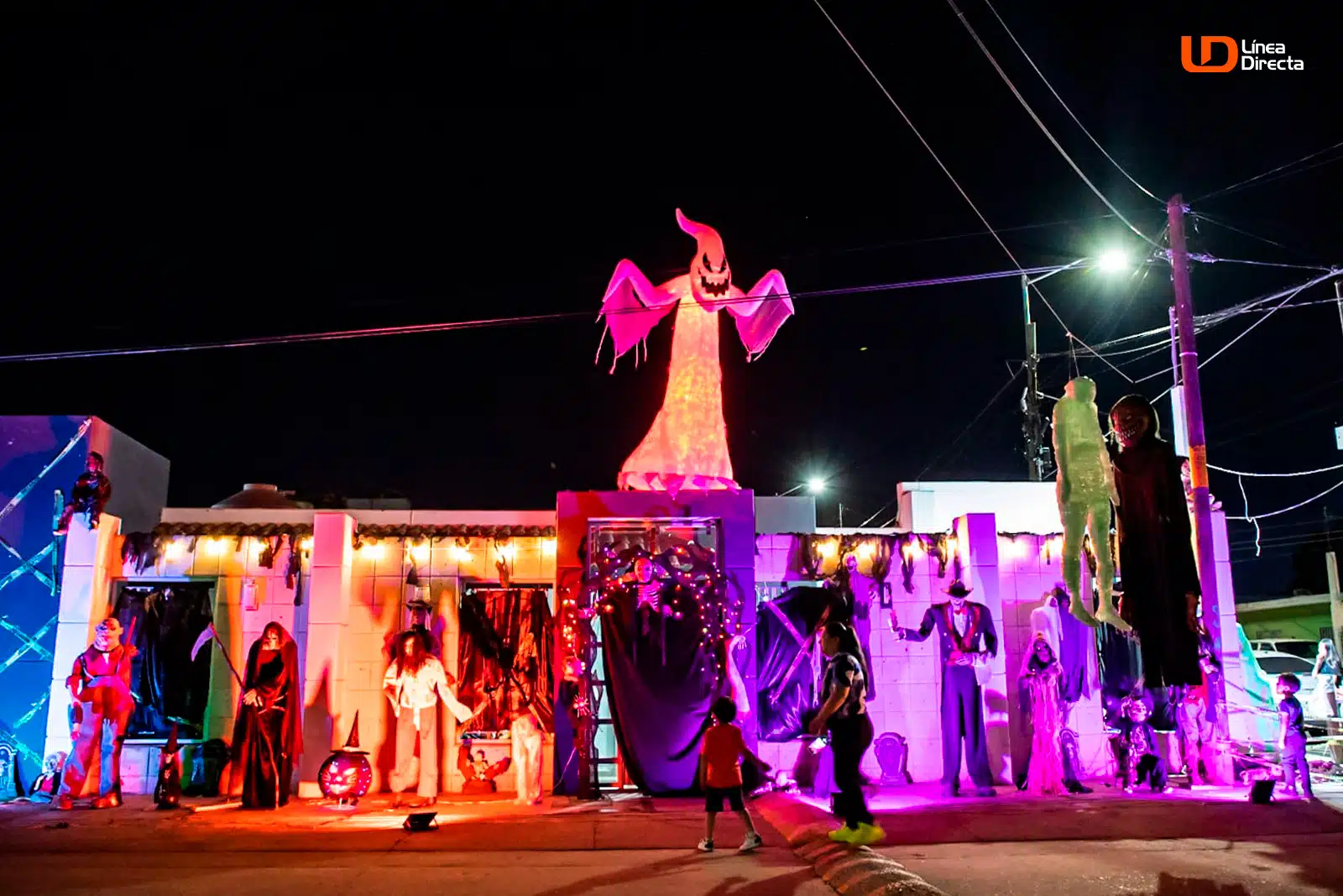 Vivienda en Culiacán roba miradas por su peculiar decoración de Halloween (2)