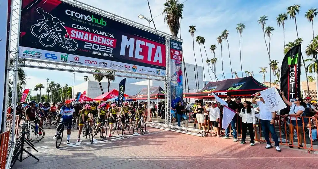 Salida de los ciclistas en Los Mochis.