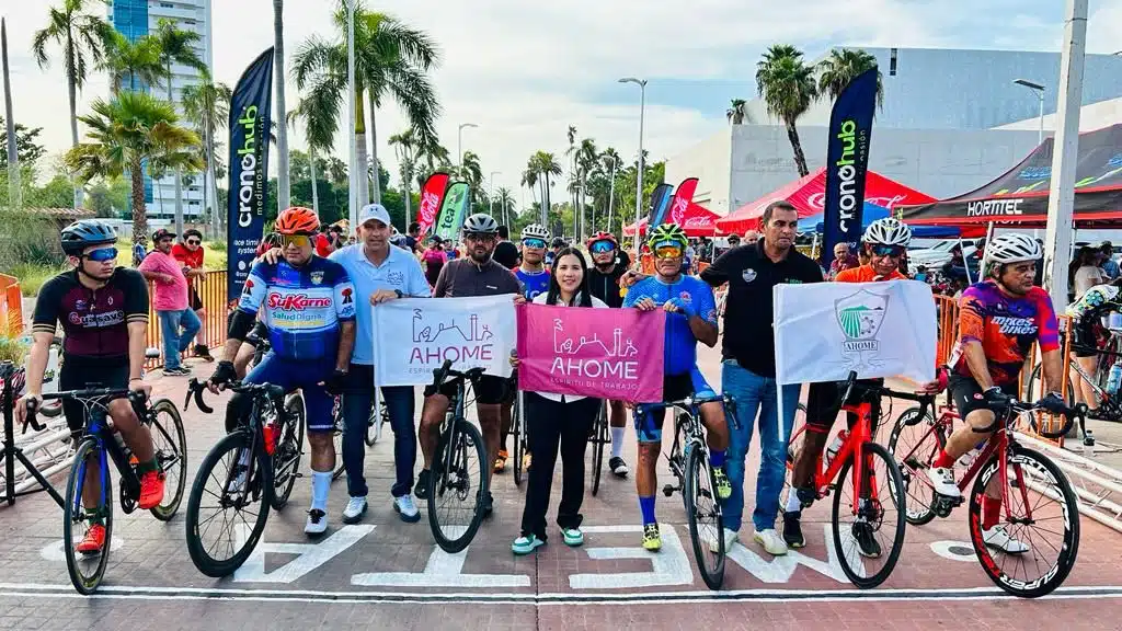 Organizadores y autoridades deportivas en la salida de la Copa Vuelta Sinaloense 2023