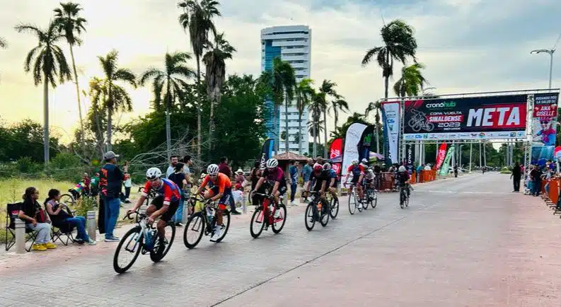 Ciclistas en plena acción en la quinta etapa de la Copa Vuelta Sinaloense