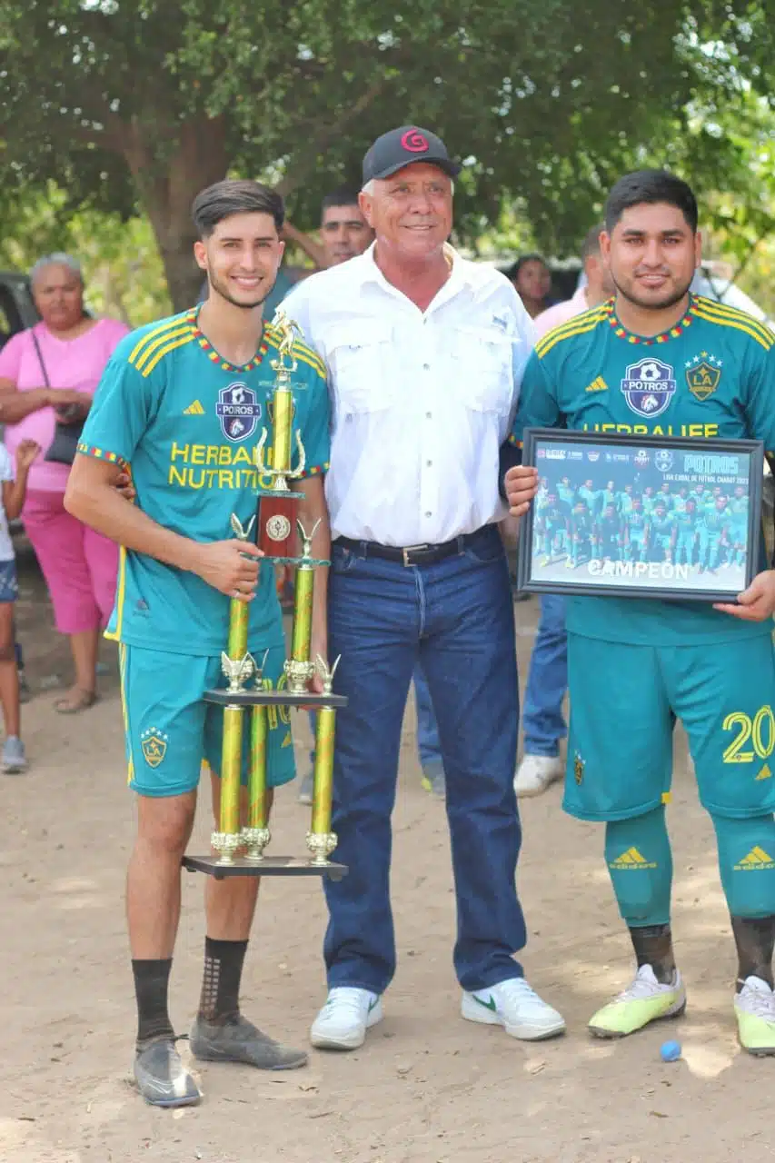 El alcalde de El Fuerte, Gildardo Leyva, con el equipo campeón de la edición 2023