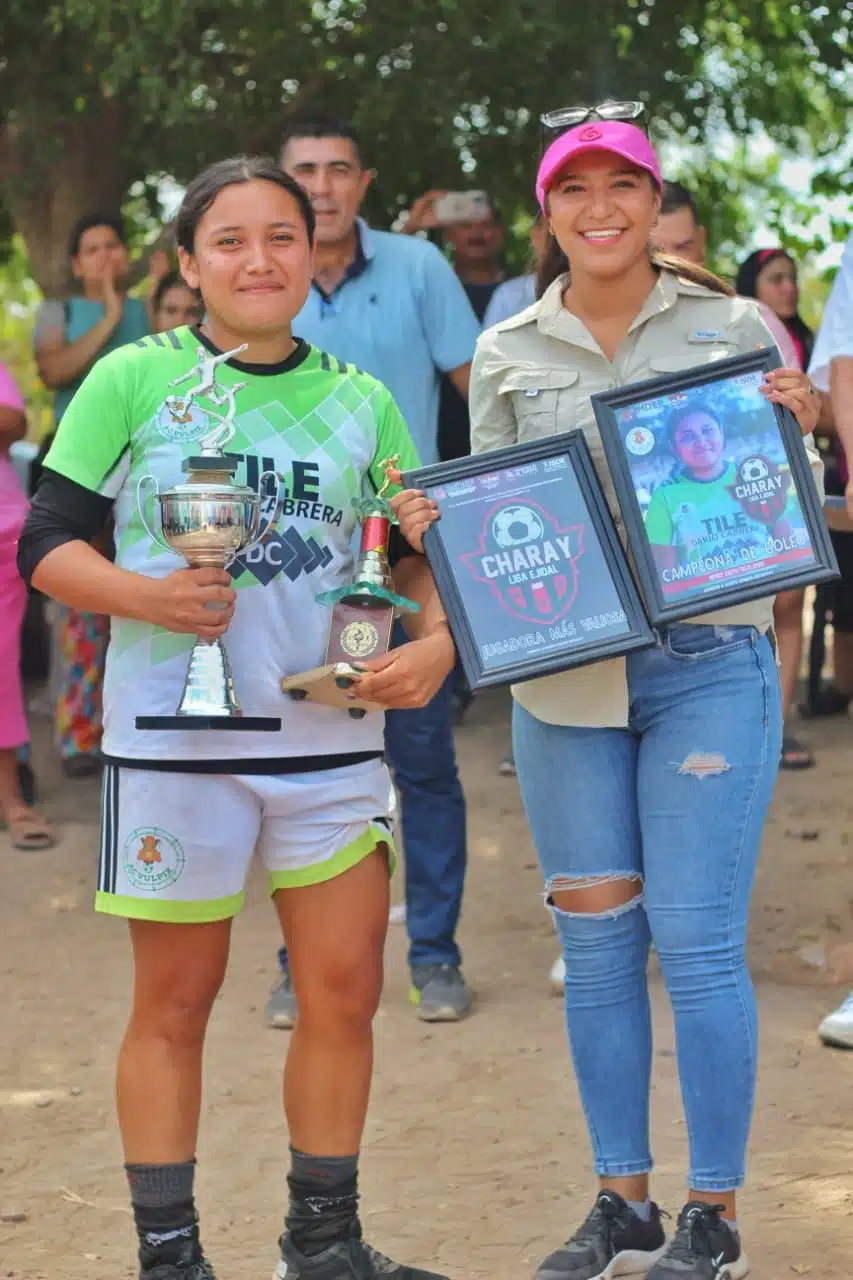 La directora del deporte en El Fuerte, María Guadalupe Torres en la premiación a la jugadora más valiosa