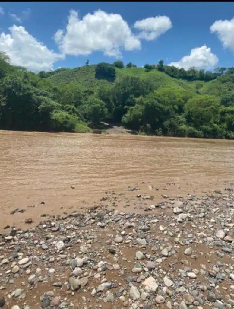 Mina en Durango derrama químicos al río Coluta, asegura Protección Civil que es alerta de ellos