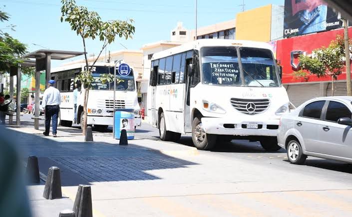 Camiones urbanos en la ciudad de Los Mochis
