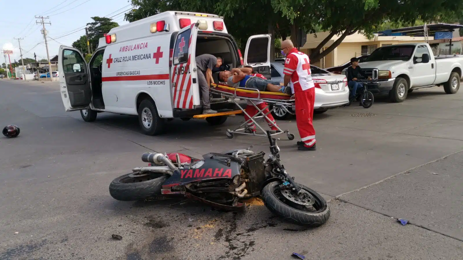 Motociclista sufre lesiones de gravead al chocar contra un auto en Los Mochis