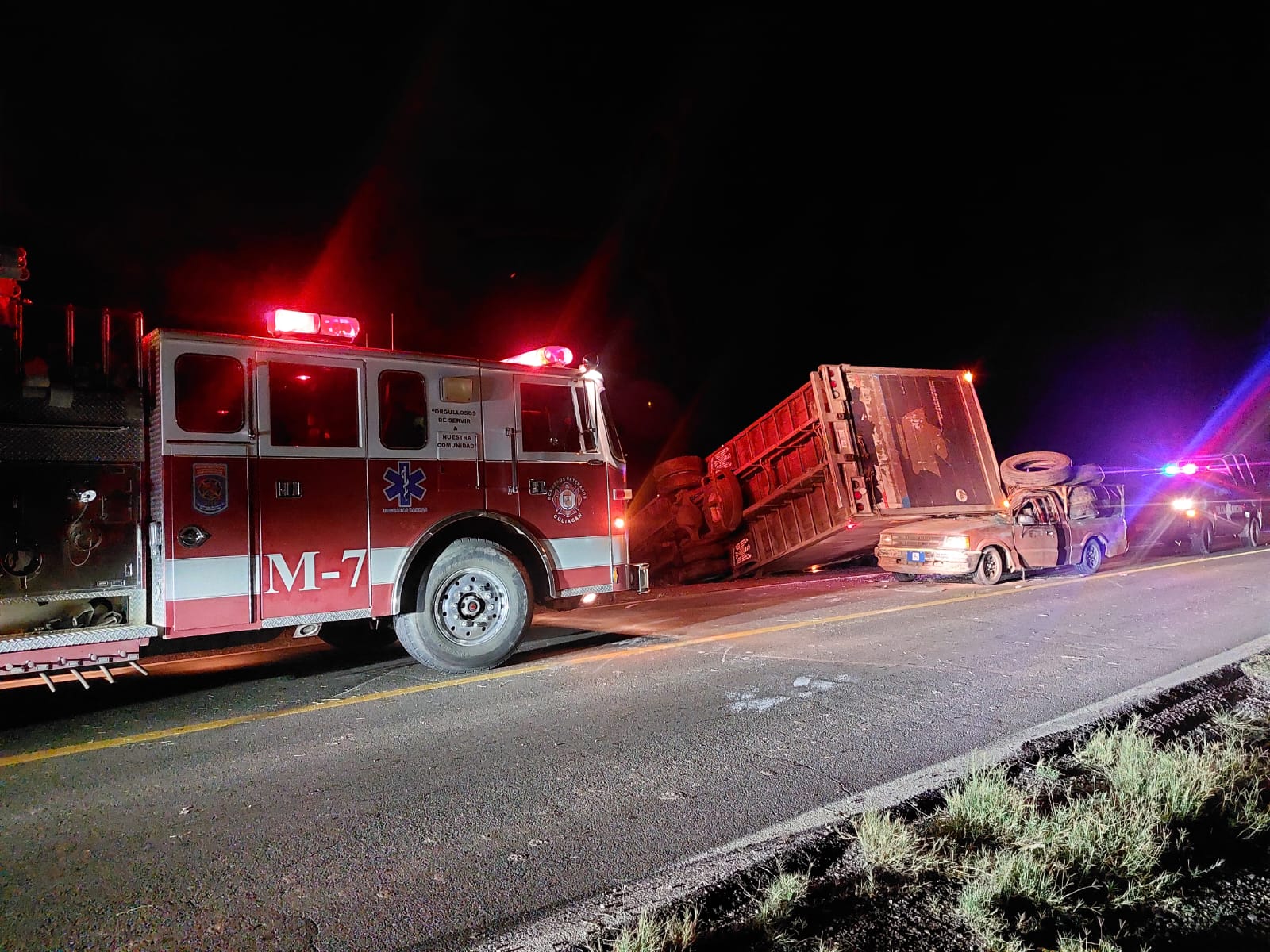 En Culiacán, vuelca tráiler sobre la México 15 y una camioneta impacta; hay 3 lesionados 