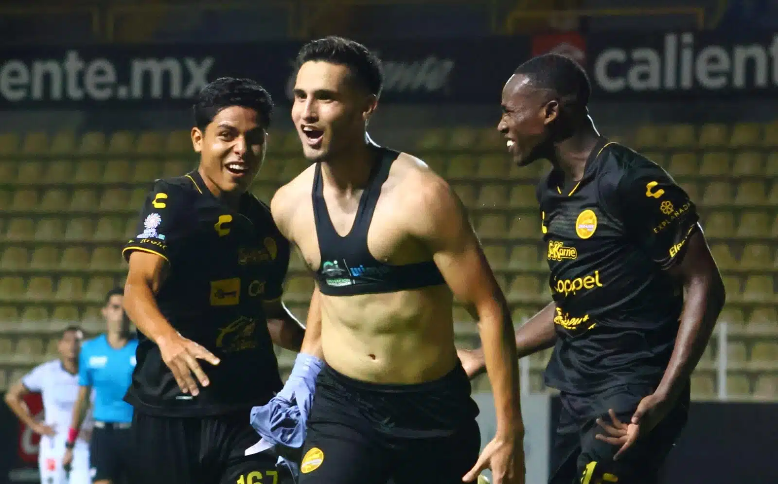 Daniel López celebrando su gol con Dorados de Sinaloa