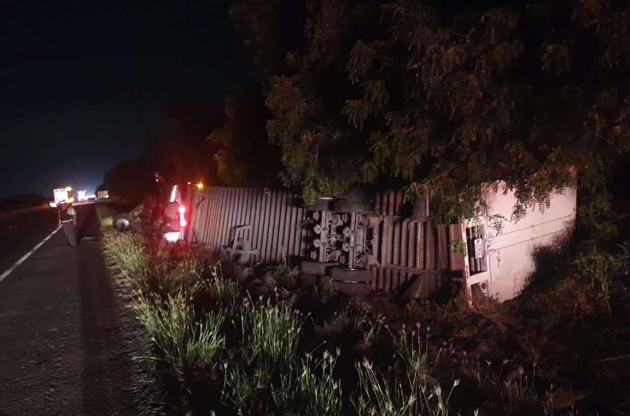 En otro accidente en Guasave, joven trailero termina volcado y lesionado