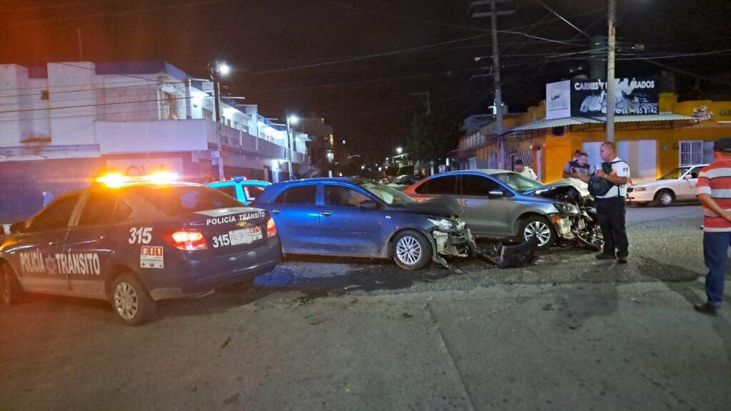 No hace alto y se estampa contra otro vehículo, en la avenida Pesqueira de Mazatlán