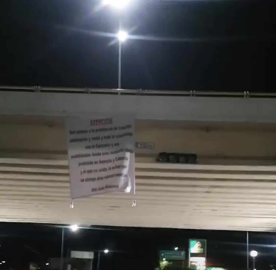La manta colgada en un puente de Caborca, Sonora