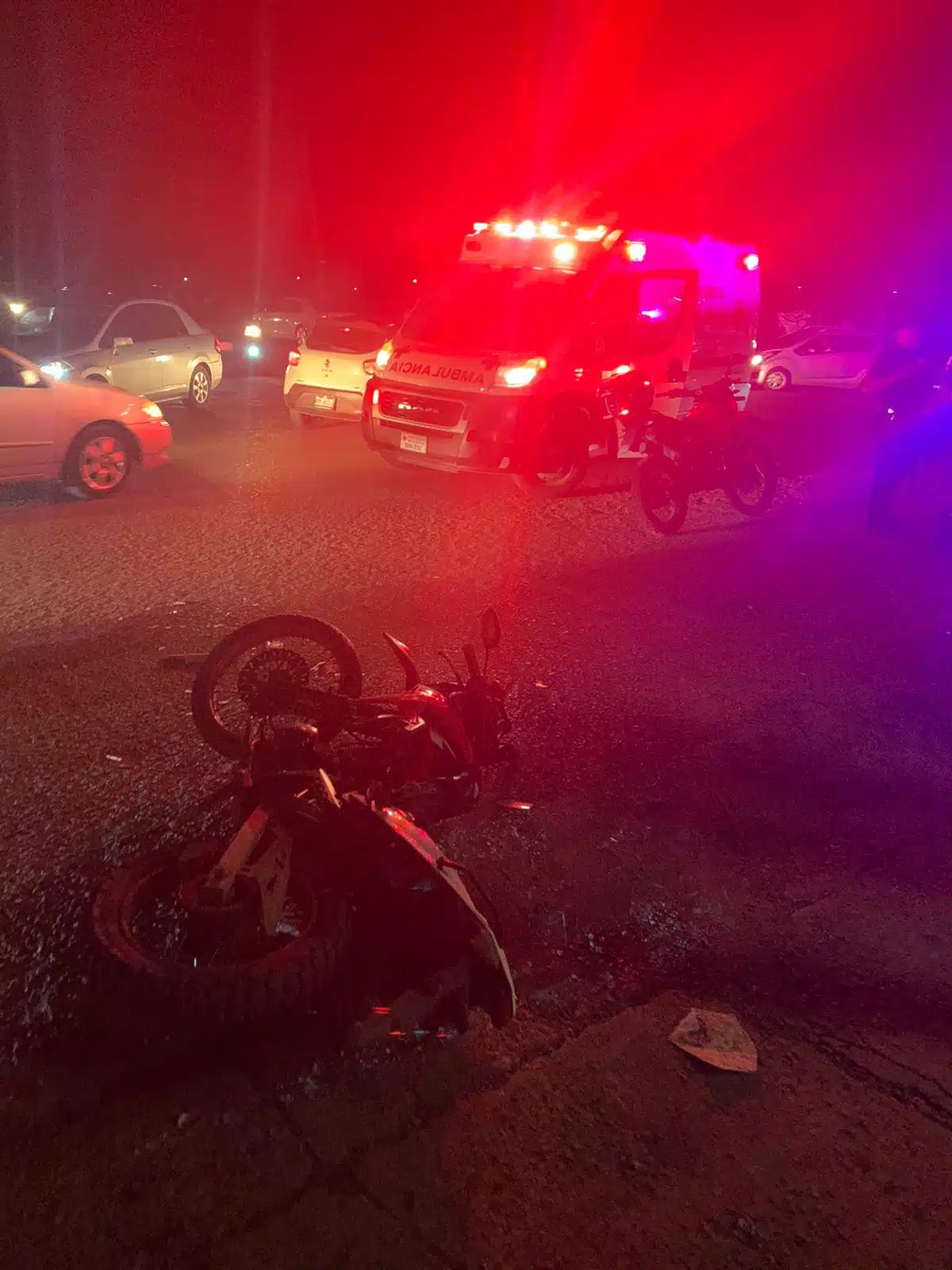 Dos motociclistas menores de edad resultan lesionados en choque contra un automóvil en Culiacán